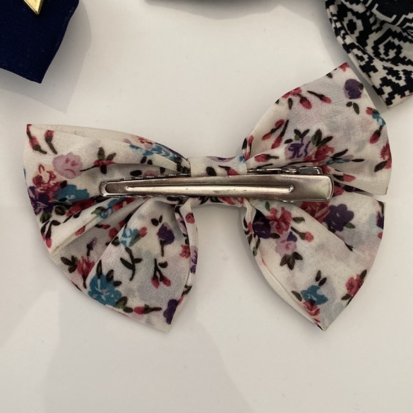 8 Bow Hair Clips - Picture 3 of 3